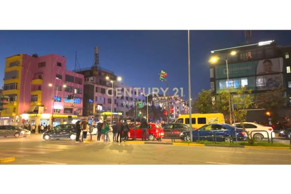 Ambiente Commerciale in Affitto 1+1 a Tirana - 320,000 Leke