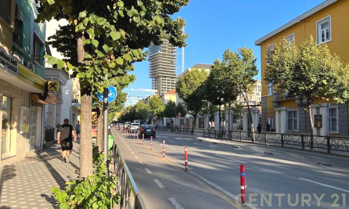 Ambient biznesi per qira buze rruge kryesore