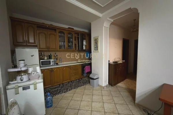 Shtepi ne shitje Apartament ne Tirane, 3+1, Mobilimi E mobiluar, Pagesa 330,000  Euro.