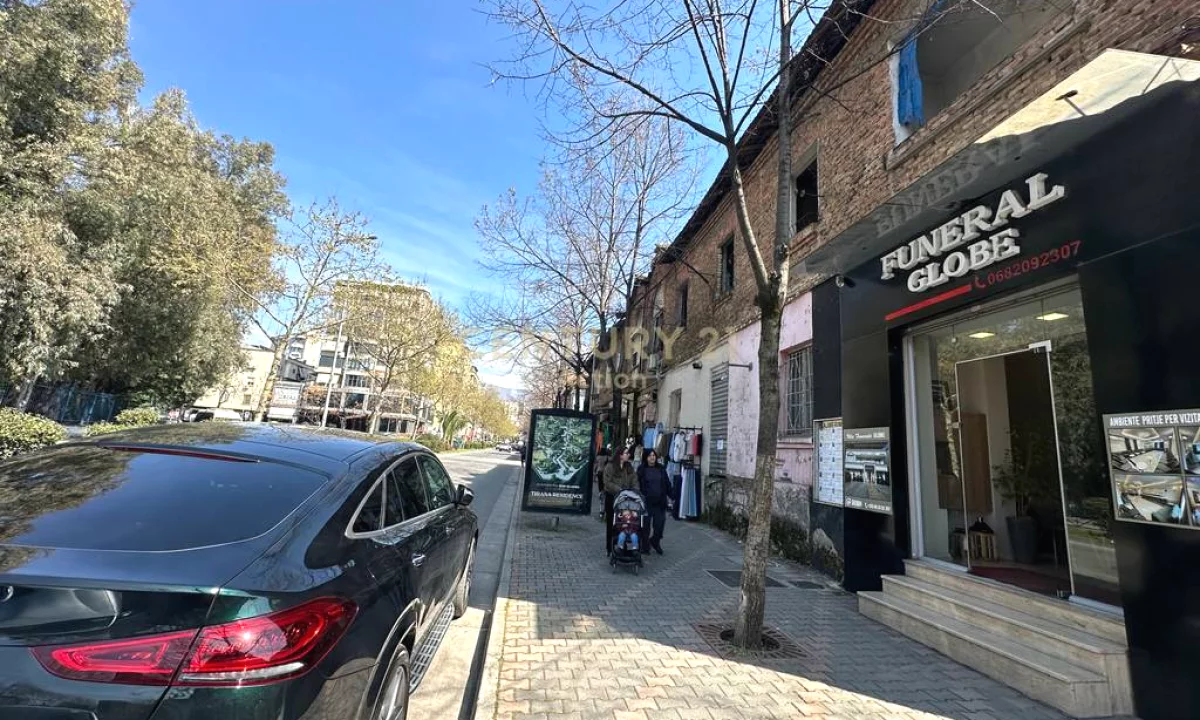 Jepet me qira ambjent komercial. Perballe stadiumit “ Selman Stermasi”.