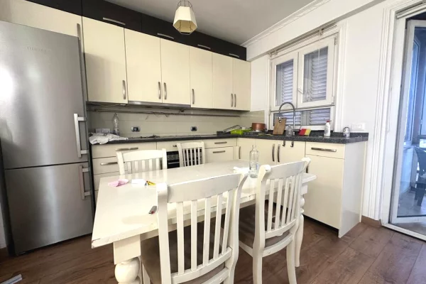 Shtepi me qera Apartament ne Tirane, 2+1, Mobilimi E mobiluar, Pagesa 650  Euro.