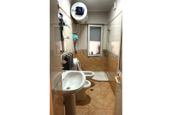 Shtepi ne shitje Apartament ne Tirane, 2+1, Mobilimi E mobiluar, Pagesa 225,000  Euro.