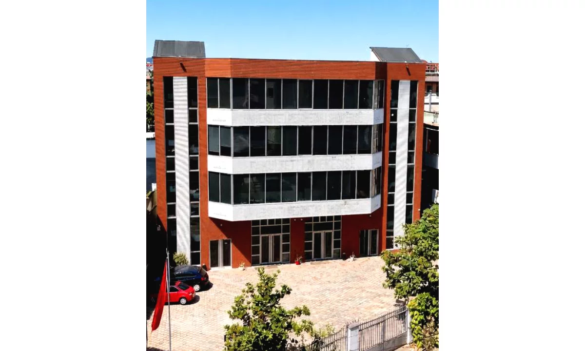 Jepet me qira nje super Godine sherbimi 4 kateshe ne rrugen e Kavajes!