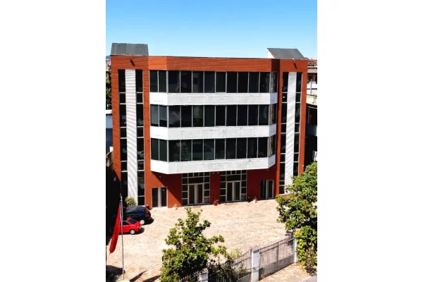 Ambiente Commerciale in Affitto 1+1 a Tirana - 13,500 Euro