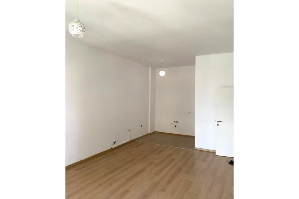 Japim zyre me qira te Square 21!