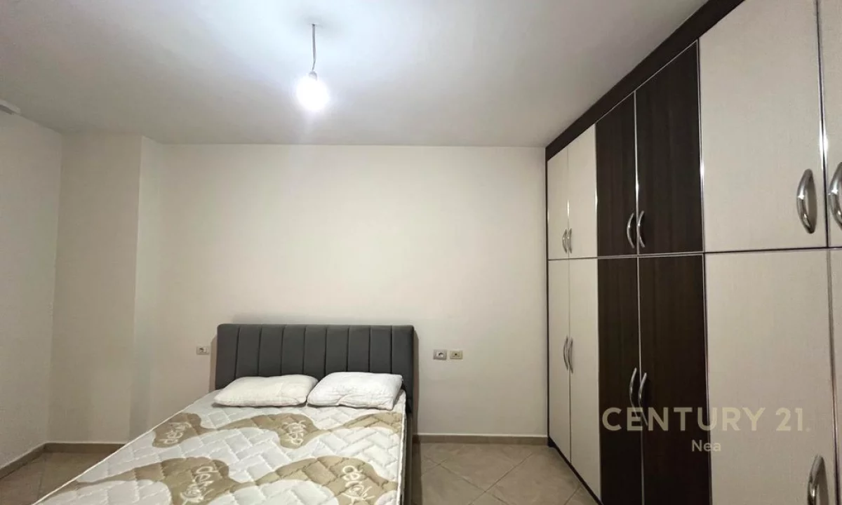 Shtepi me qera Apartament ne Tirane, 3+1, Mobilimi E mobiluar, Pagesa 500  Euro.