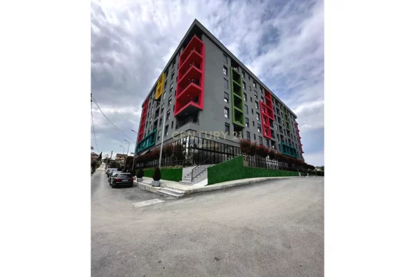 Jepet me qera apartament 1+1 tek Kompleksi “Splash Color”, Paskuqan,me administrim të paguar për tre