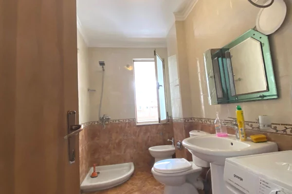 Shtepi me qera Apartament ne Tirane, 2+1, Mobilimi E mobiluar, Pagesa 65,000  Leke.