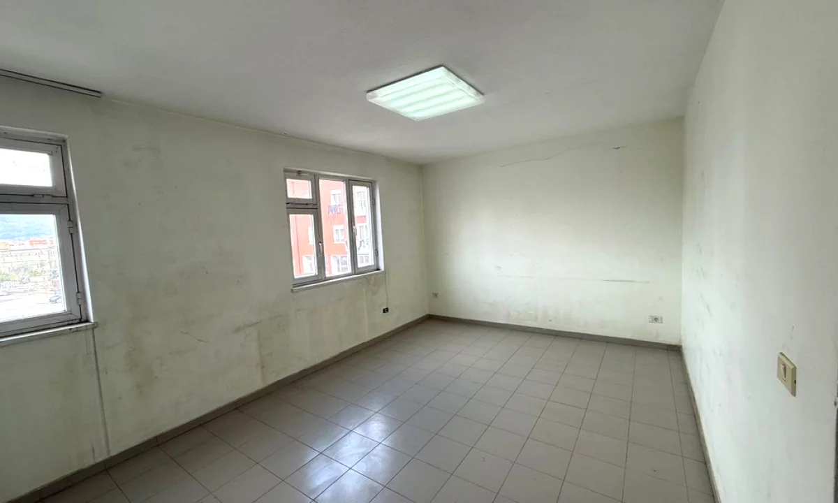 Zyre 6+1 Me Qira ne Selite, Tirane