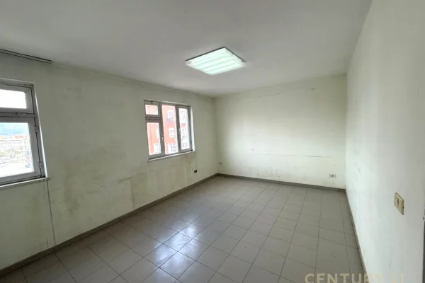 Ambient biznesi me qera 3+1 ne Tirane - 700 Euro