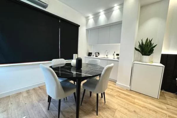 Shtepi ne shitje Apartament ne Tirane, Garsoniere, Mobilimi E mobiluar, Pagesa 180,000  Euro.