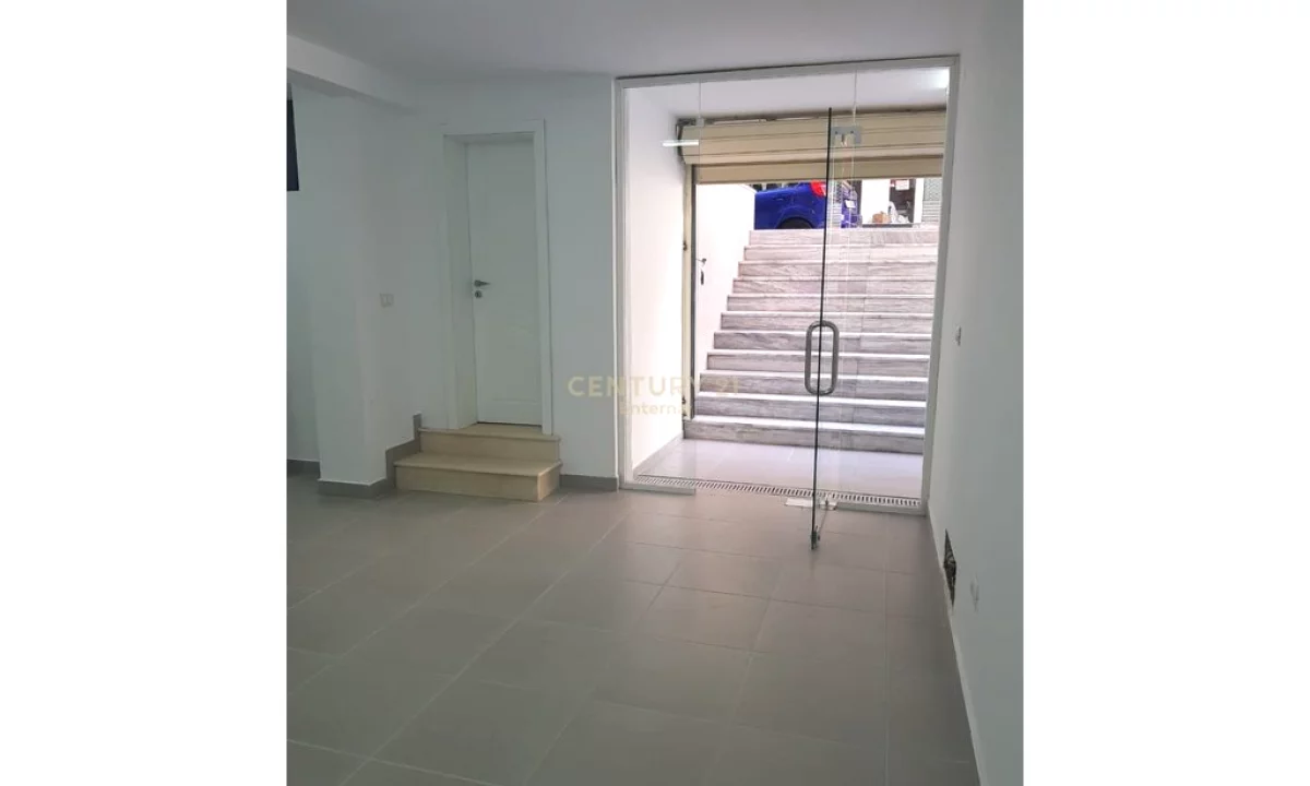 Ambient Komercial per Shitje tek Komuna e Parisit