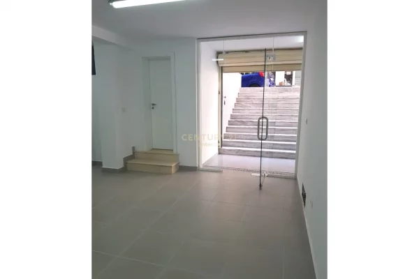Ambiente Commerciale in Vendita 1+1 a Tirana - 201,600 Euro