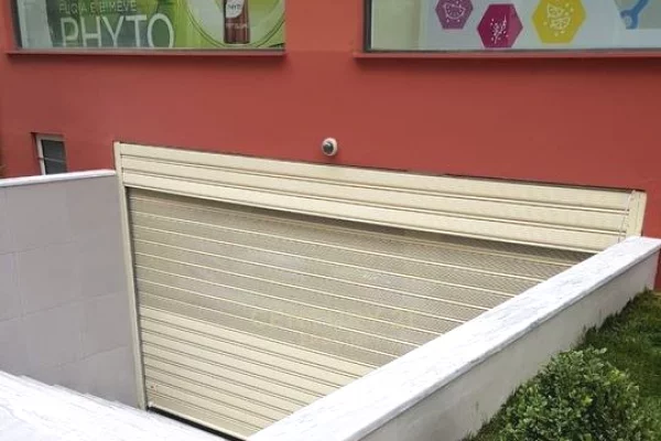 Ambiente Commerciale in Vendita 1+1 a Tirana - 201,600 Euro