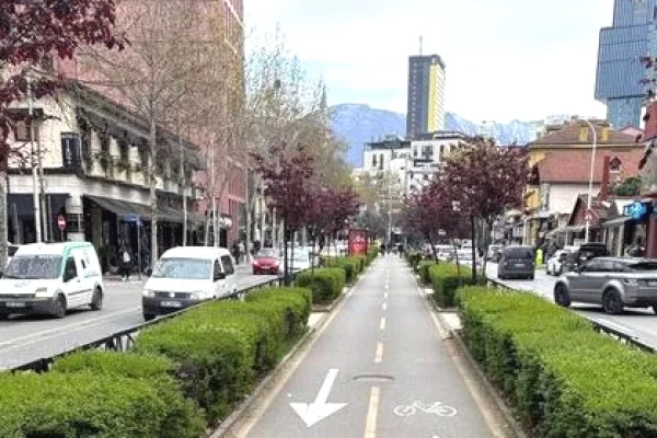 Ambiente Commerciale in Vendita 3+1 a Tirana - 497,000 Euro