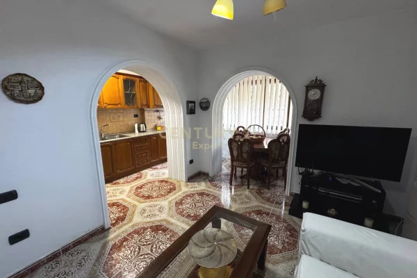 Shtepi me qera Apartament ne Tirane, 2+1, Mobilimi E mobiluar, Pagesa 550  Euro.