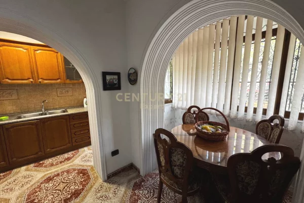 Shtepi me qera Apartament ne Tirane, 2+1, Mobilimi E mobiluar, Pagesa 550  Euro.