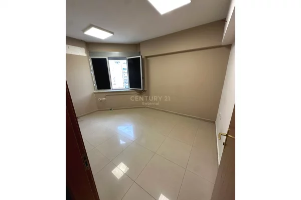 Kompleksi Halili - Jepet Me Qera 300m2 Ambjent Komercial