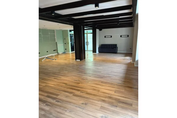 Ambient biznesi me qera 3+1 ne Tirane - 1,100 Euro