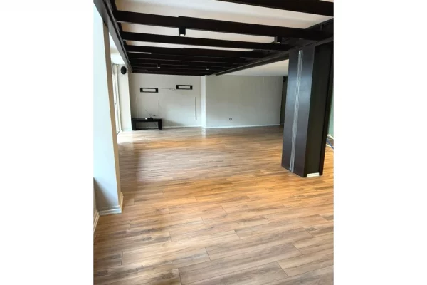 Ambient biznesi me qera 3+1 ne Tirane - 1,100 Euro