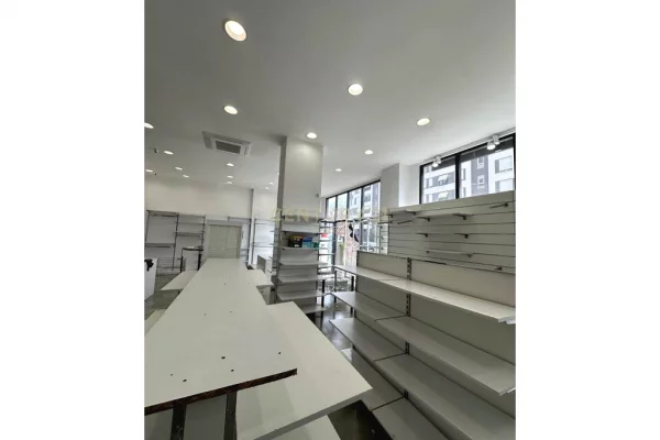 RRUGA 5-MAJI, KOMERCIAL PER QIRA