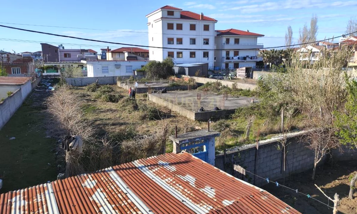 Toke Truall 793 m2 ne Shkozet me 2 Themele Vilash