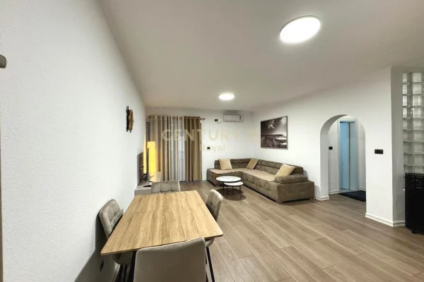 Shtepi me qera Apartament ne Tirane, 2+1, Mobilimi E mobiluar, Pagesa 1,000  Euro.