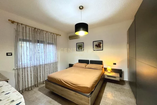 Shtepi me qera Apartament ne Tirane, 2+1, Mobilimi E mobiluar, Pagesa 1,000  Euro.