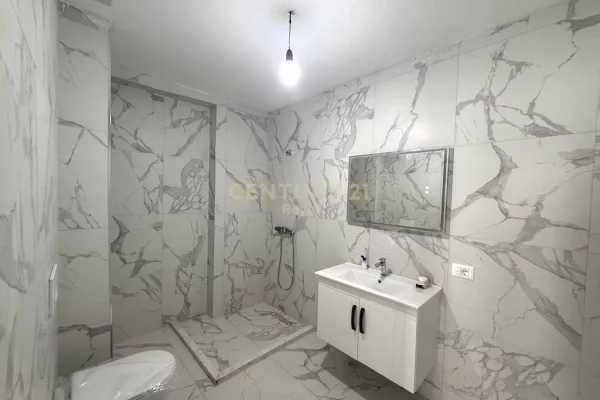 Shtepi me qera Apartament ne Tirane, 2+1, Mobilimi Bosh, pa mobiluar, Pagesa 550  Euro.