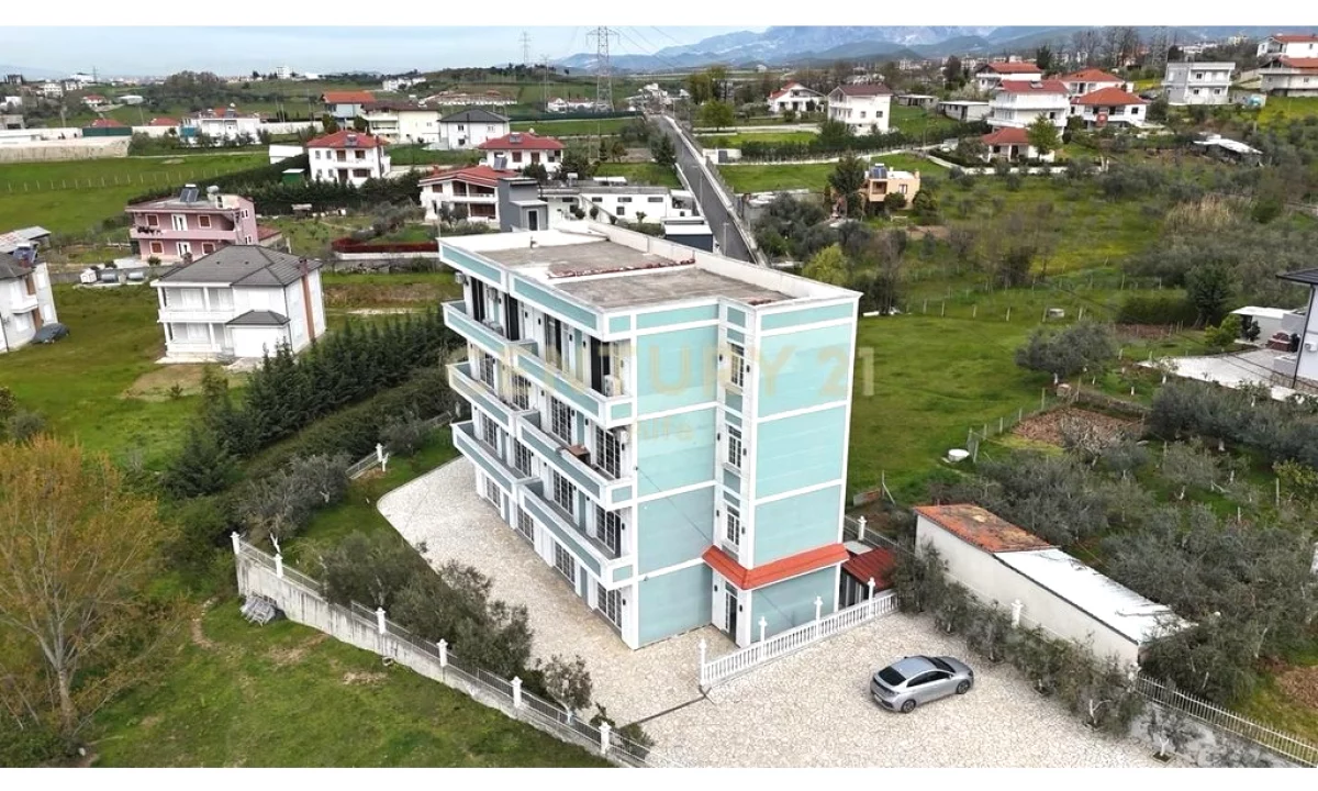 Shtepi me qera Penthose(kati i fundit panoramik) ne Tirane, 4+1, Mobilimi E mobiluar, Pagesa 2,500  Euro.