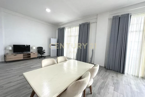 Shtepi me qera Penthose(kati i fundit panoramik) ne Tirane, 4+1, Mobilimi E mobiluar, Pagesa 2,500  Euro.