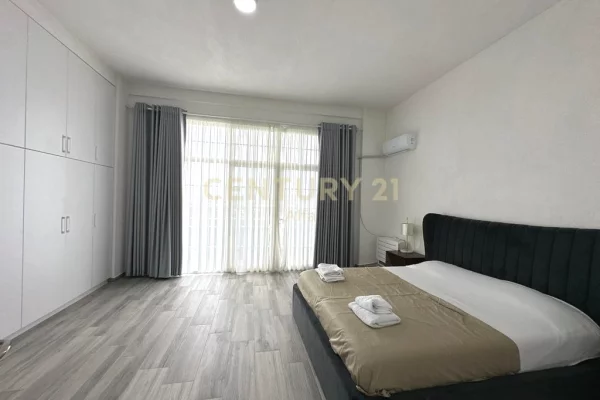 Shtepi me qera Penthose(kati i fundit panoramik) ne Tirane, 4+1, Mobilimi E mobiluar, Pagesa 2,500  Euro.