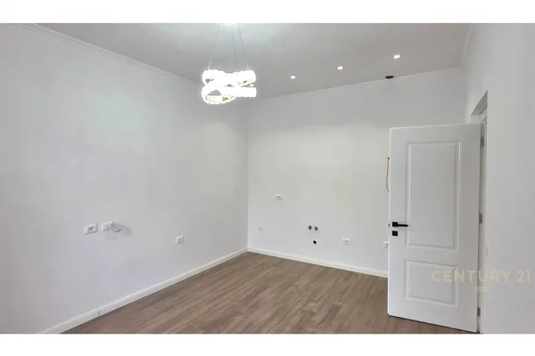 Shtepi ne shitje Apartament ne Tirane, 2+1, Mobilimi Bosh, pa mobiluar, Pagesa 148,000  Euro.