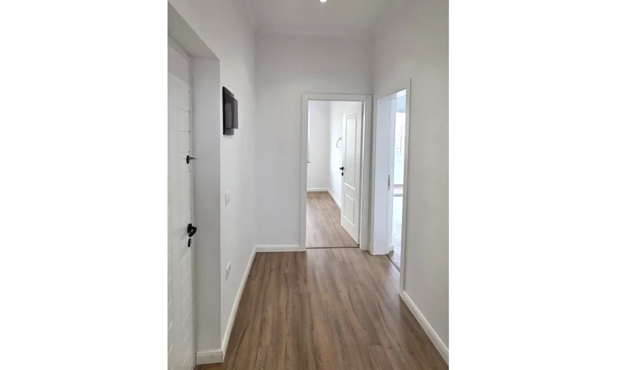 Shtepi ne shitje Apartament ne Tirane, 2+1, Mobilimi Bosh, pa mobiluar, Pagesa 148,000  Euro.