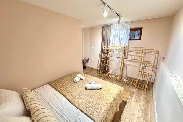 Shtepi me qera Apartament ne Tirane, 2+1, Mobilimi E mobiluar, Pagesa 670  Euro.