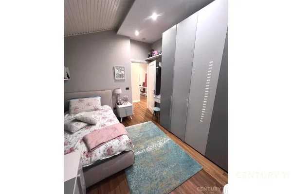Shtepi me qera Apartament ne Tirane, 3+1, Mobilimi E mobiluar, Pagesa 2,500  Euro.