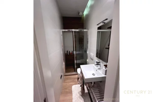 Shtepi me qera Apartament ne Tirane, 3+1, Mobilimi E mobiluar, Pagesa 2,500  Euro.