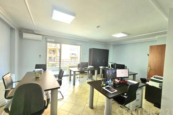 Ambient biznesi me qera 3+1 ne Tirane - 1,150 Euro