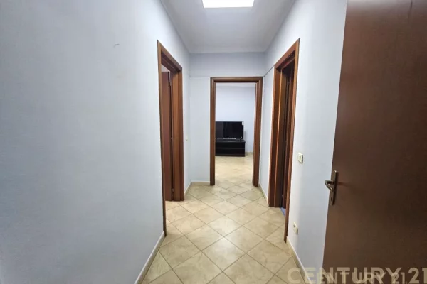 AMBIENT PER ZYRA ME QIRA PRANE LIBRIT UNIVERSITAR!