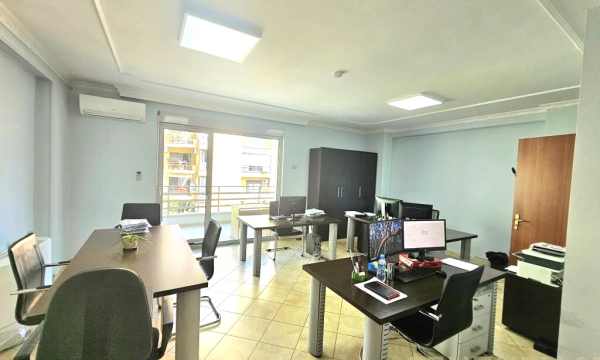 AMBIENT PER ZYRA ME QIRA PRANE LIBRIT UNIVERSITAR!