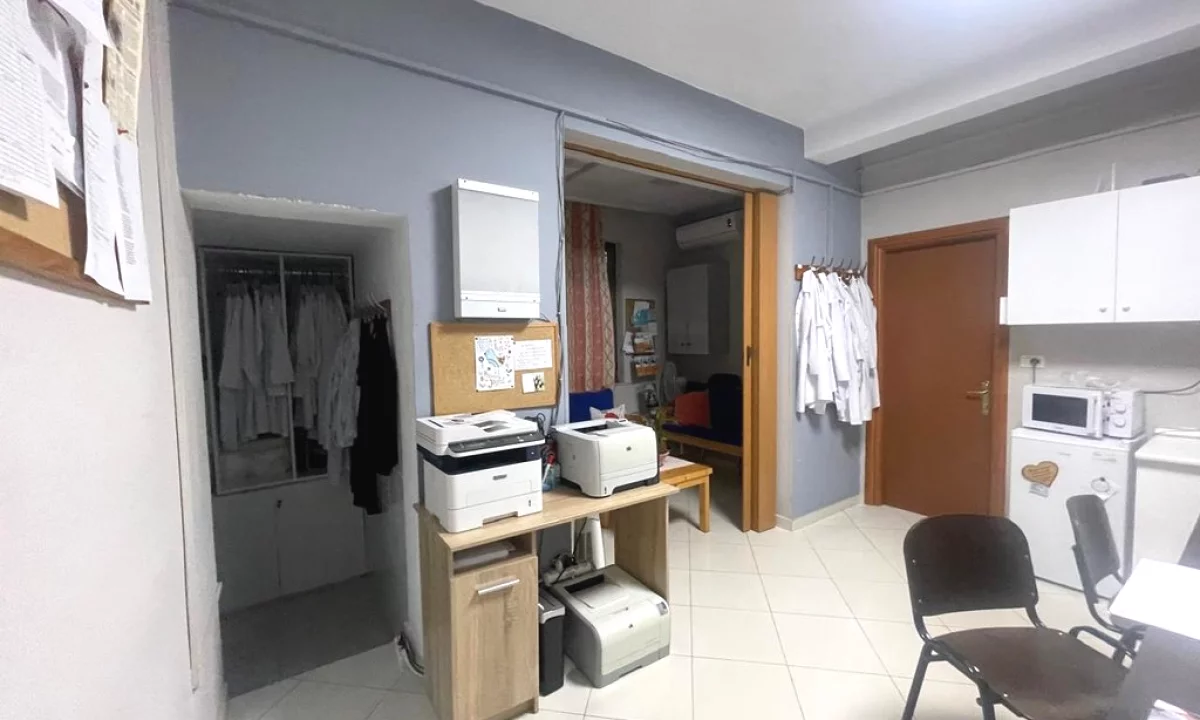 Jepet me qira kati 0, Shkolla e kuqe, Pazari i ri