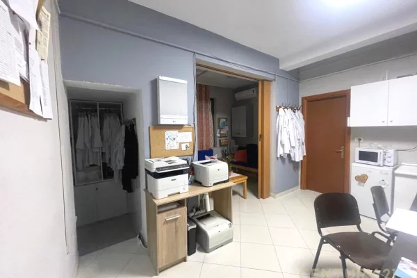 Jepet me qira kati 0, Shkolla e kuqe, Pazari i ri