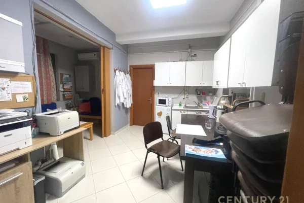 Jepet me qira kati 0, Shkolla e kuqe, Pazari i ri