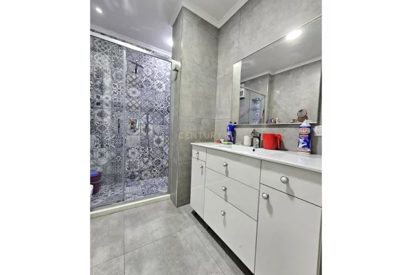 Shtepi me qera Apartament ne Tirane, 2+1, Mobilimi E mobiluar, Pagesa 450  Euro.