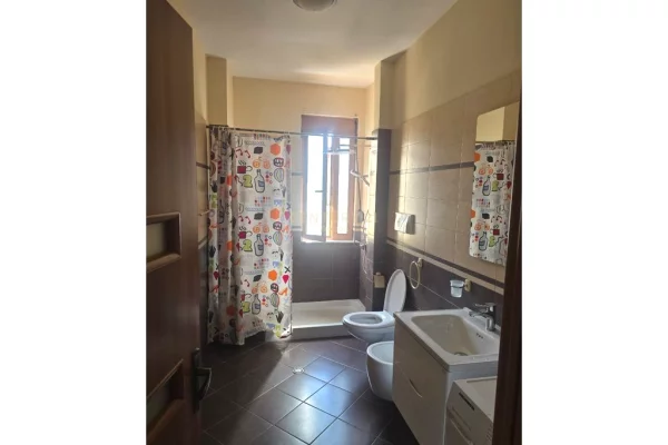 Shtepi me qera Apartament ne Tirane, 2+1, Mobilimi E mobiluar, Pagesa 600  Euro.