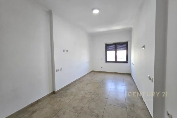 Zyre me qira tek Ring Center, Zogu i Zi!