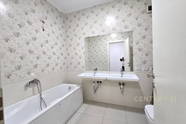 Zyre me qira tek Ring Center, Zogu i Zi!