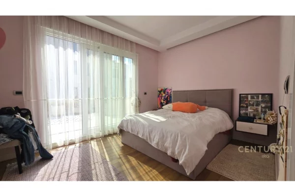 Shtepi me qera Penthose(kati i fundit panoramik) ne Tirane, 3+1, Mobilimi E mobiluar, Pagesa 1,600  Euro.