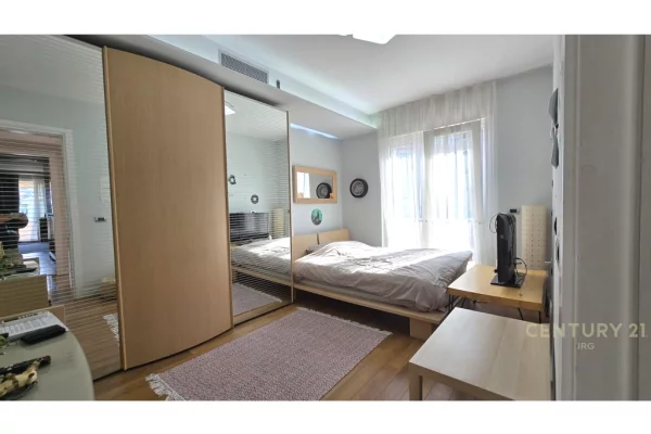 Shtepi me qera Penthose(kati i fundit panoramik) ne Tirane, 3+1, Mobilimi E mobiluar, Pagesa 1,600  Euro.