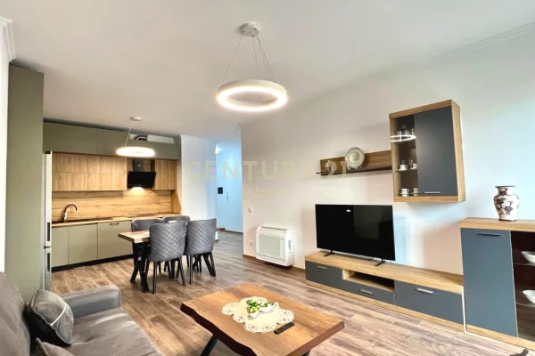 QIRA, APARTAMENT MODERN 2+1+2 me POST PARKIMI, PAZARI RI ‼️